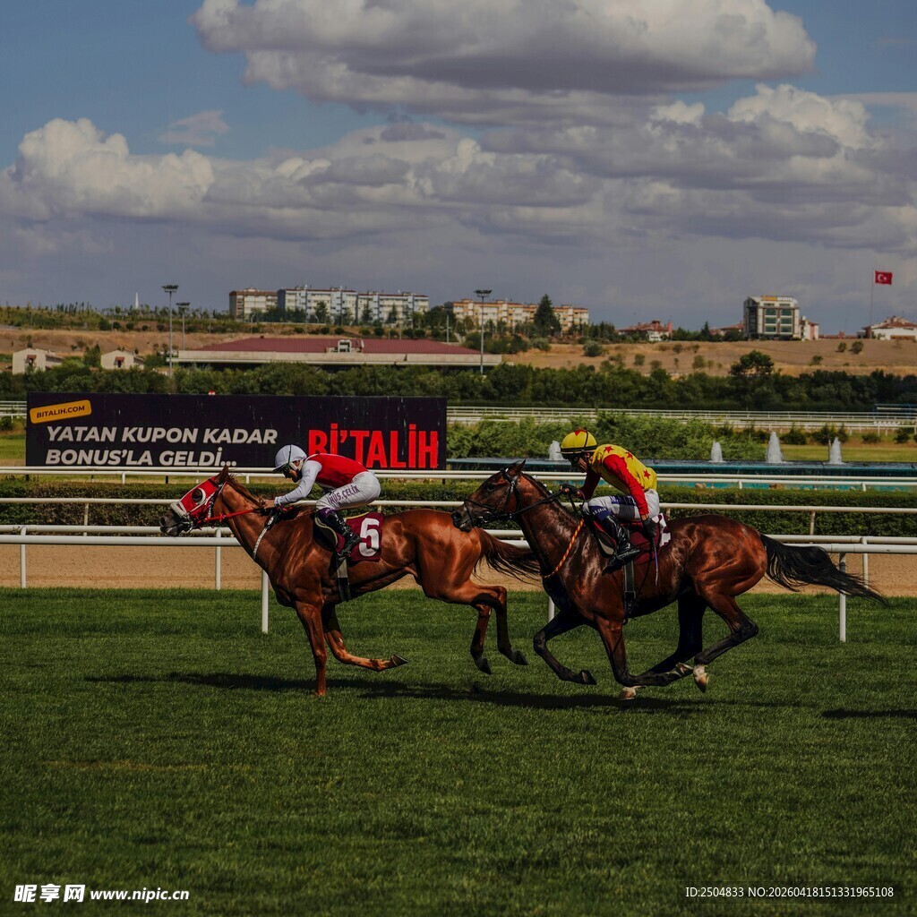 赛马场上骑手策马奔腾