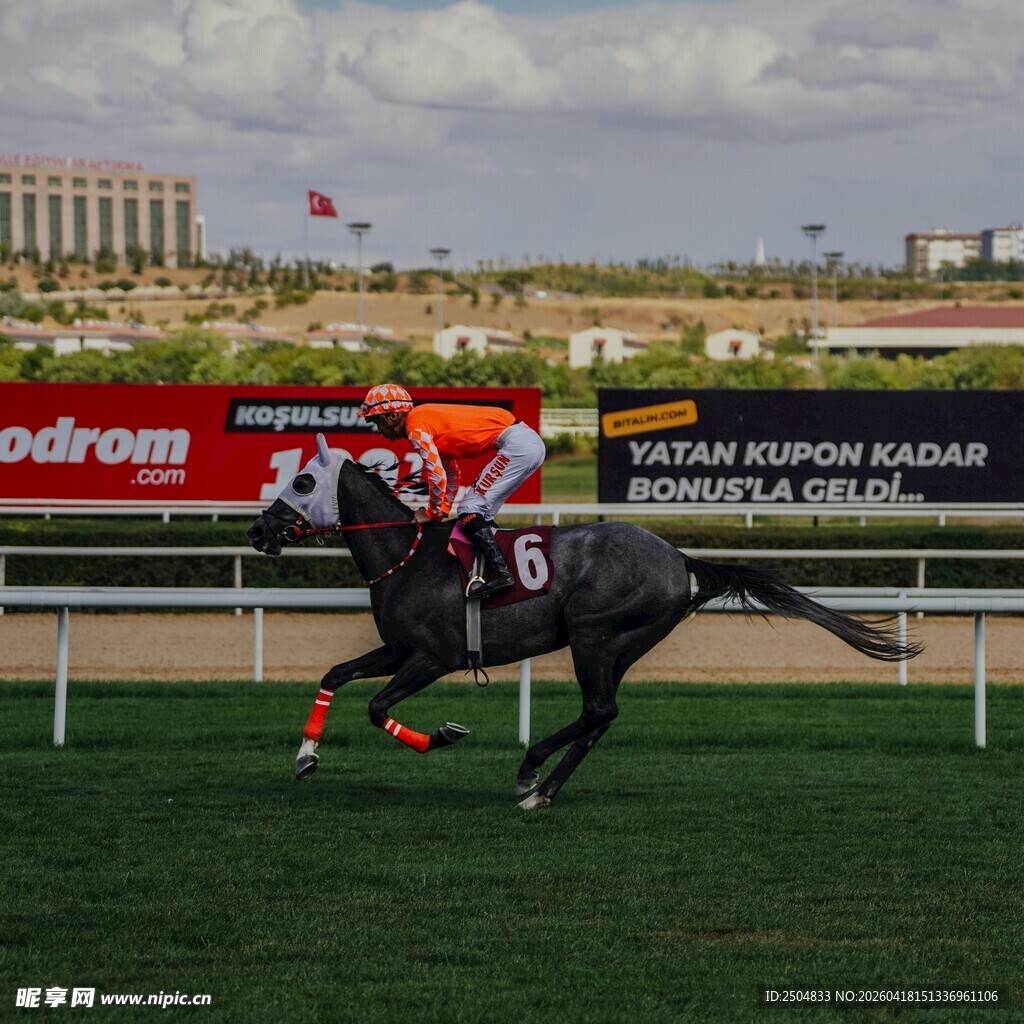 赛马场上骑手策马飞奔