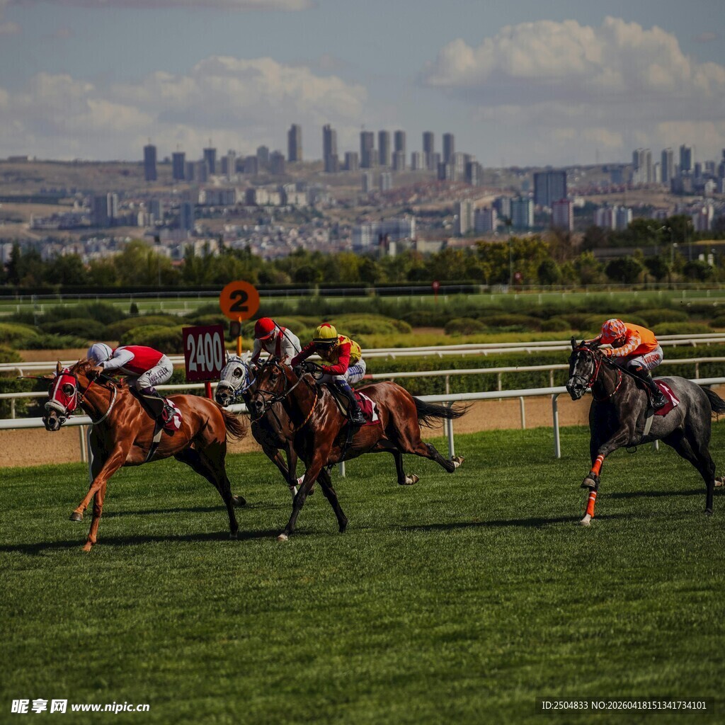 赛马场上骑手策马奔腾