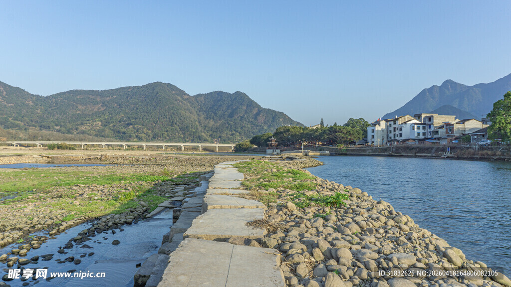 乡村河畔小径风光