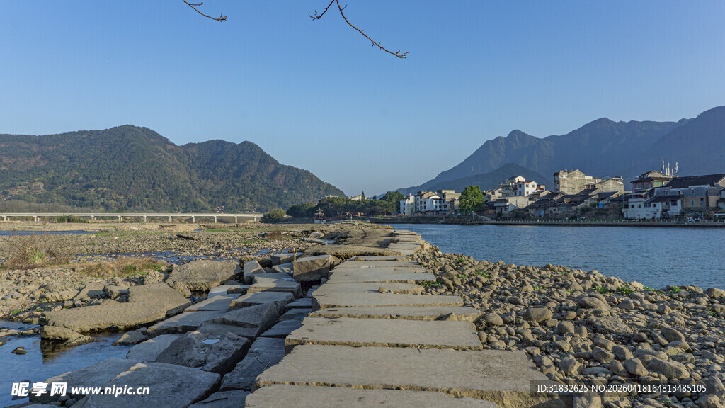 海边碎石小径 远山近水
