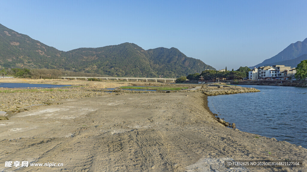 湖畔开阔土地与远山景致