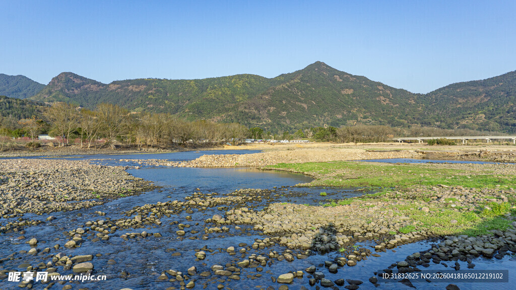 山间溪流畔的自然景致