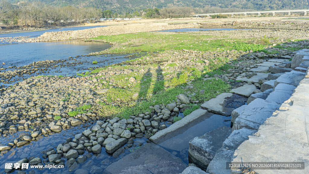 河边石砌景观与开阔草地