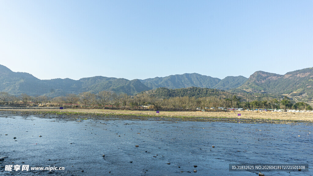 宁静山水间的开阔水域
