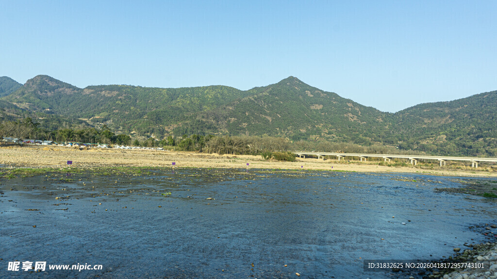 青山环绕的宁静水域