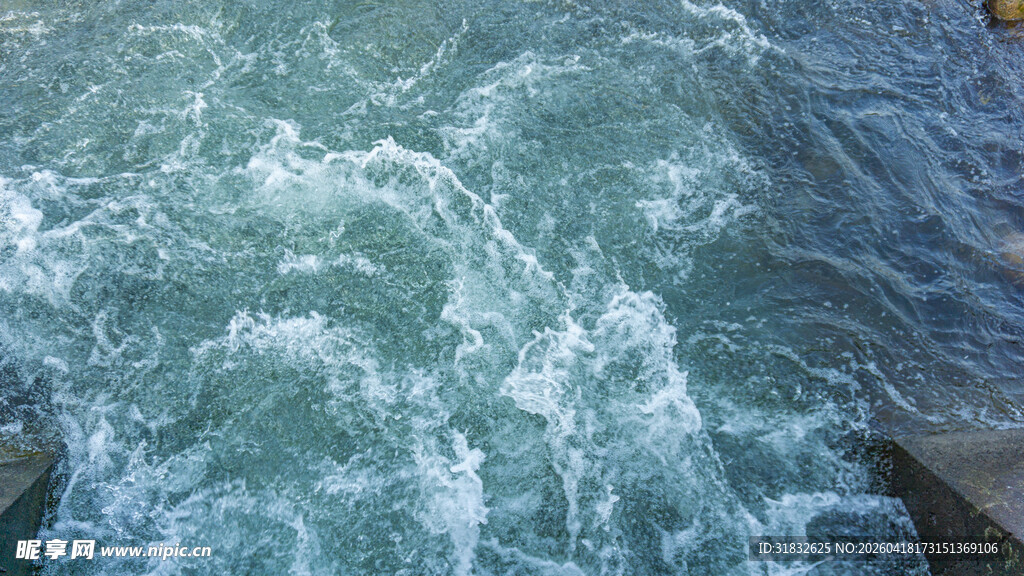 湍急溪流中的翻涌浪花
