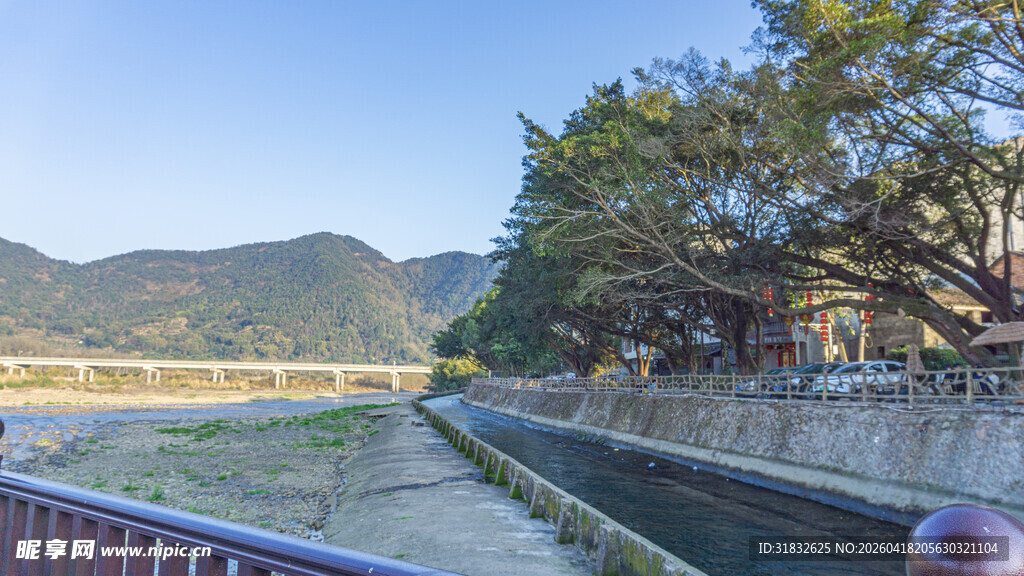 河畔风景 绿树环绕的宁静地
