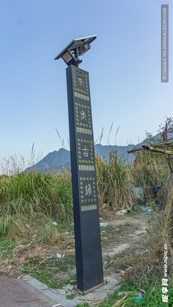 海边地标碑与栖息飞鸟