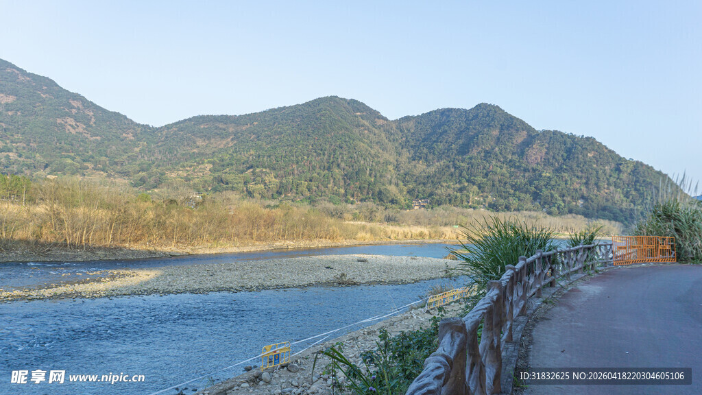 山间河畔的宁静公路