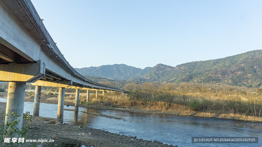河畔桥梁与远山美景