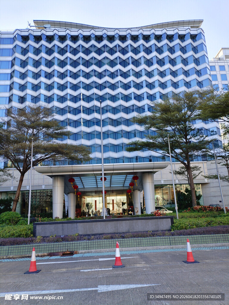 现代风格的弧形玻璃建筑