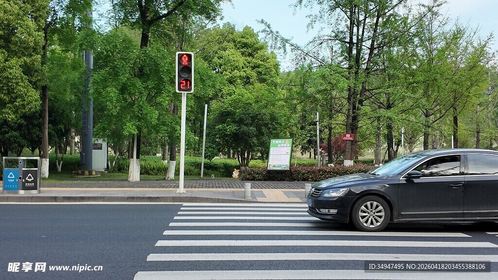 城市街道上的黑色轿车