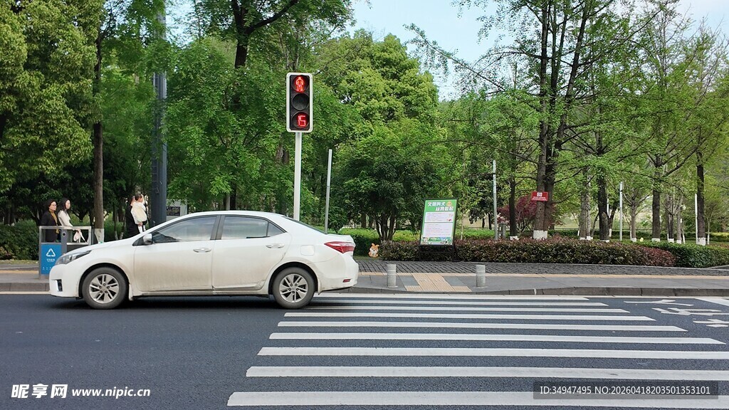 街道上的白色轿车