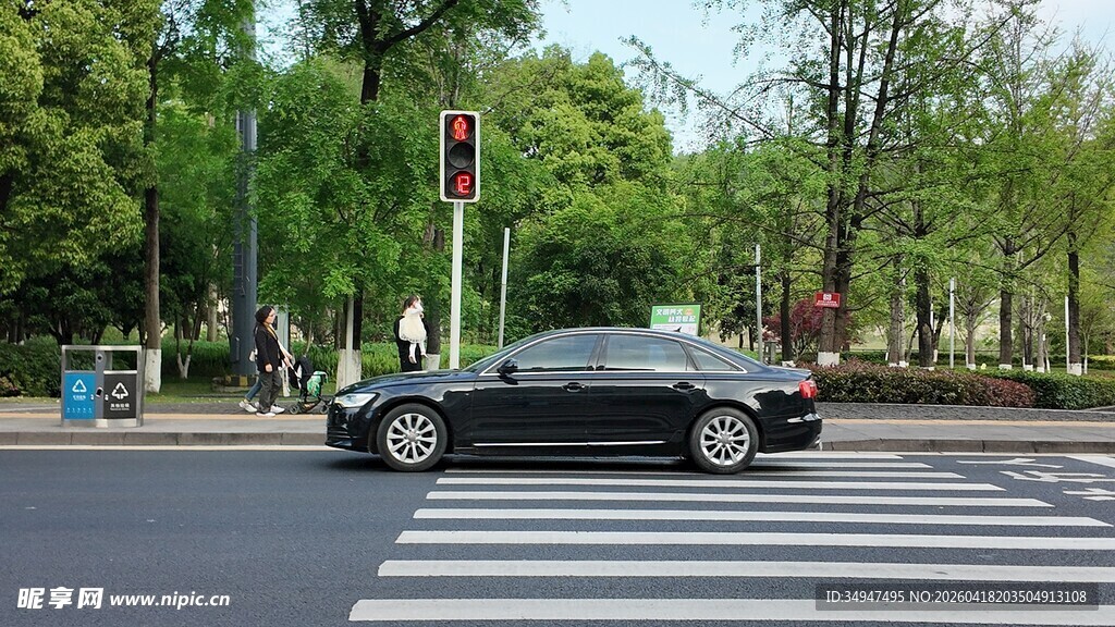 城市街道上的黑色轿车
