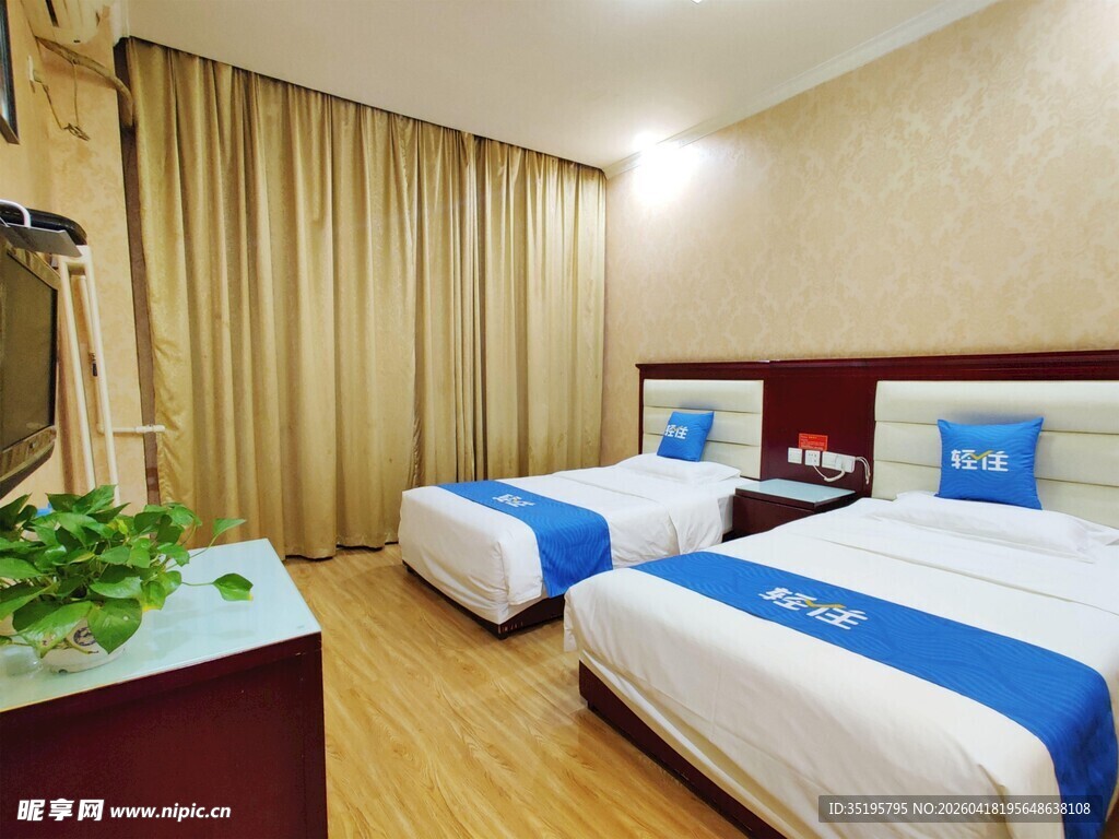 双床酒店客房温馨布置