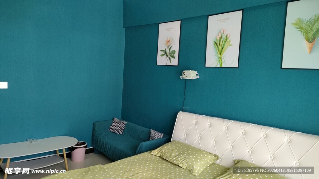 蓝绿色调温馨卧室一角