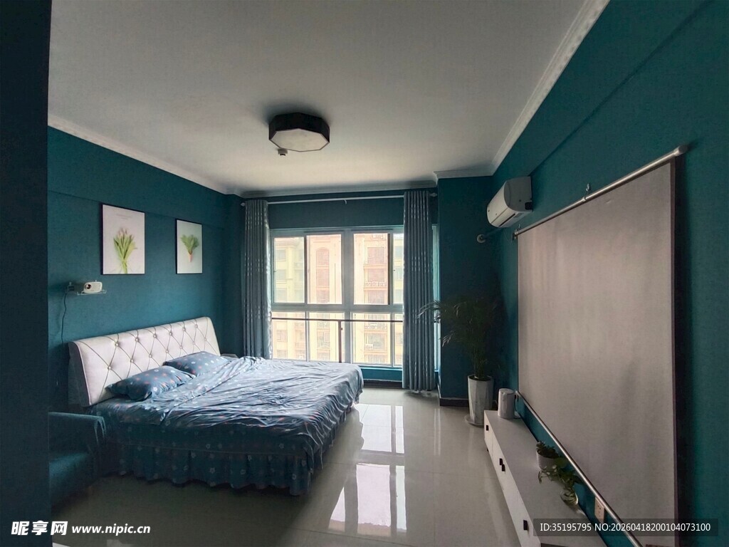 深蓝卧室尽显静谧氛围