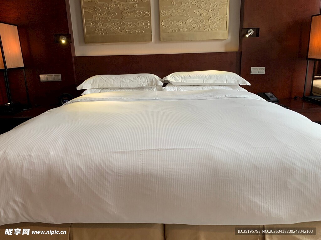 整洁舒适的温馨卧室床铺