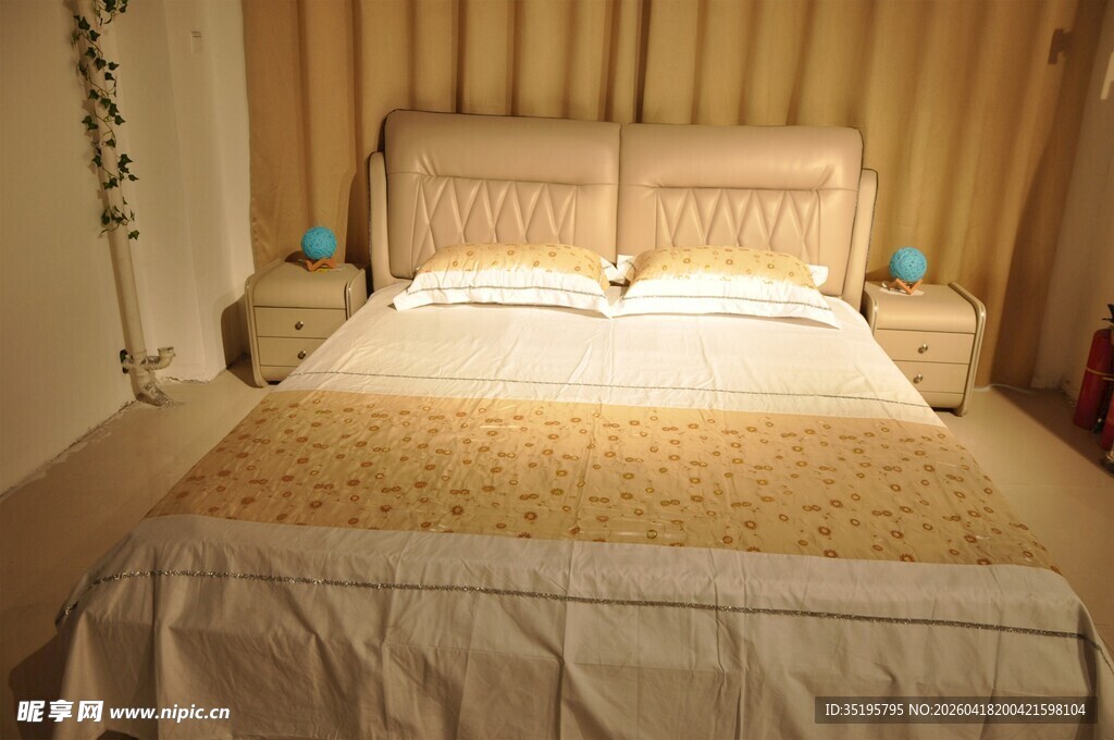 温馨卧室双人床布置展示