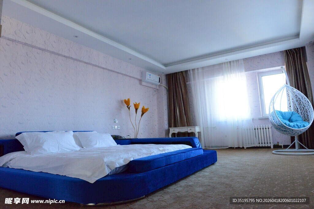 现代简约风舒适卧室空间