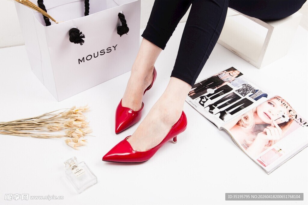 时尚红高跟鞋女性搭配展示