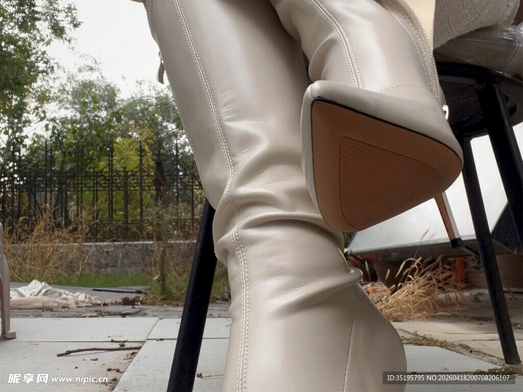 时尚高跟长靴特写