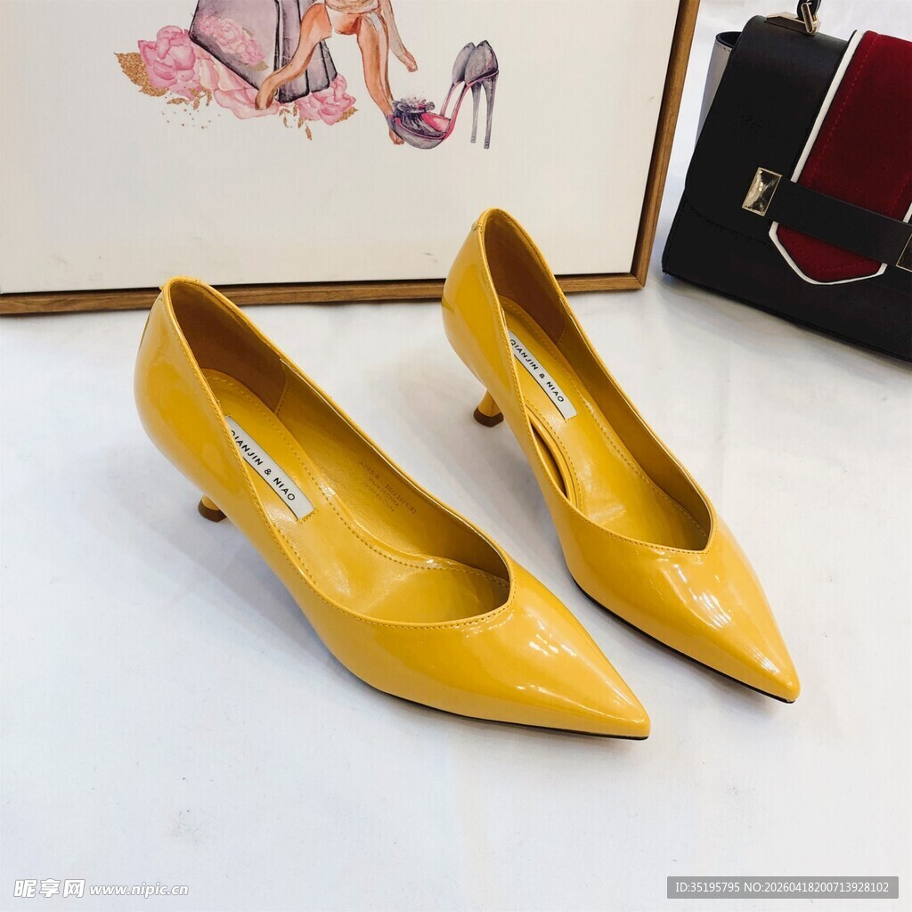 黄色尖头高跟鞋时尚单品