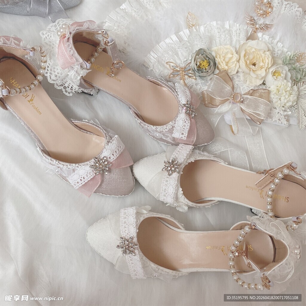 精致新娘婚鞋与花卉装饰