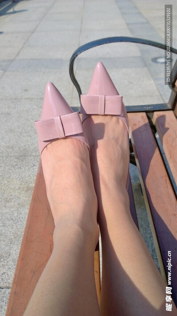 粉色蝴蝶结尖头高跟鞋