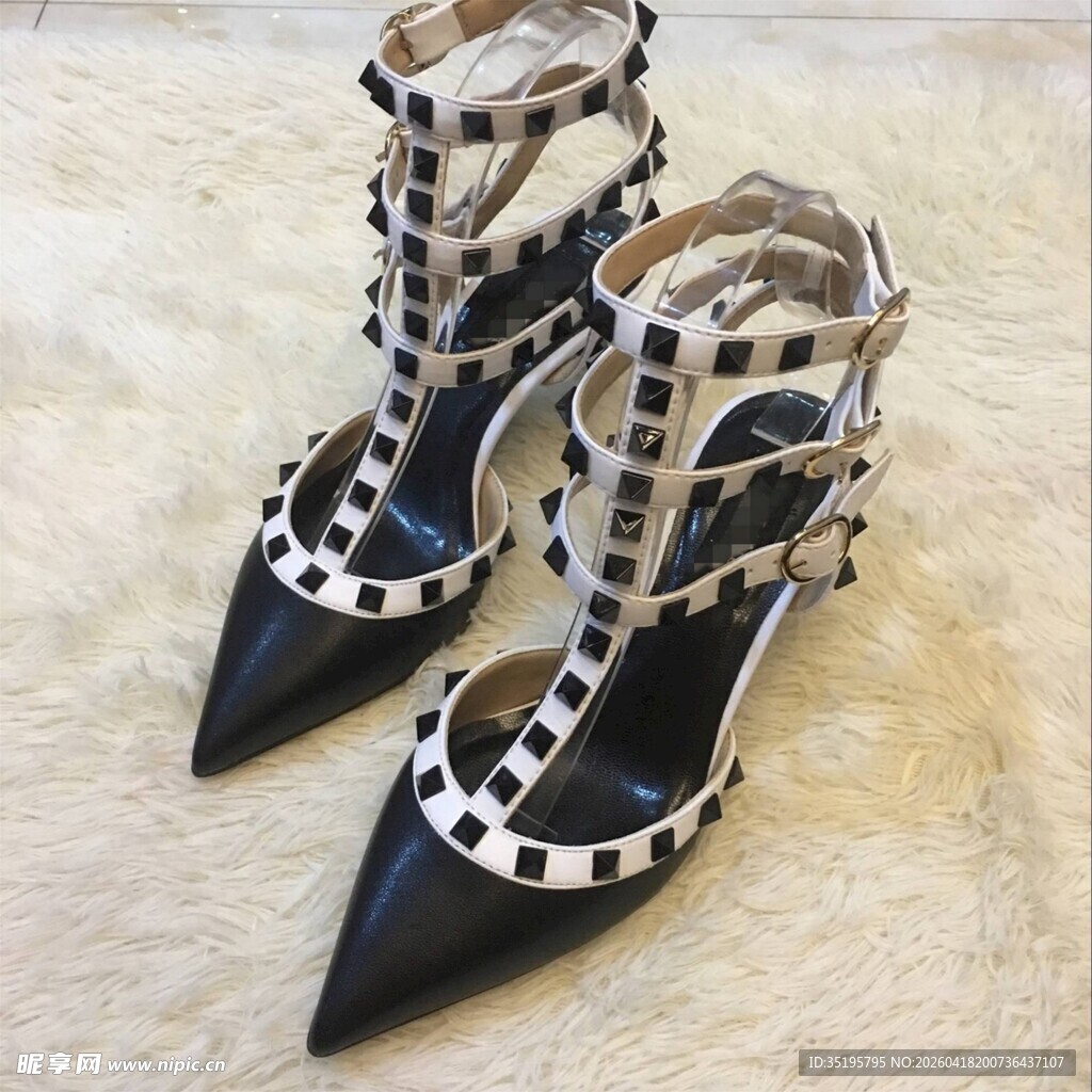 时尚铆钉尖头高跟凉鞋