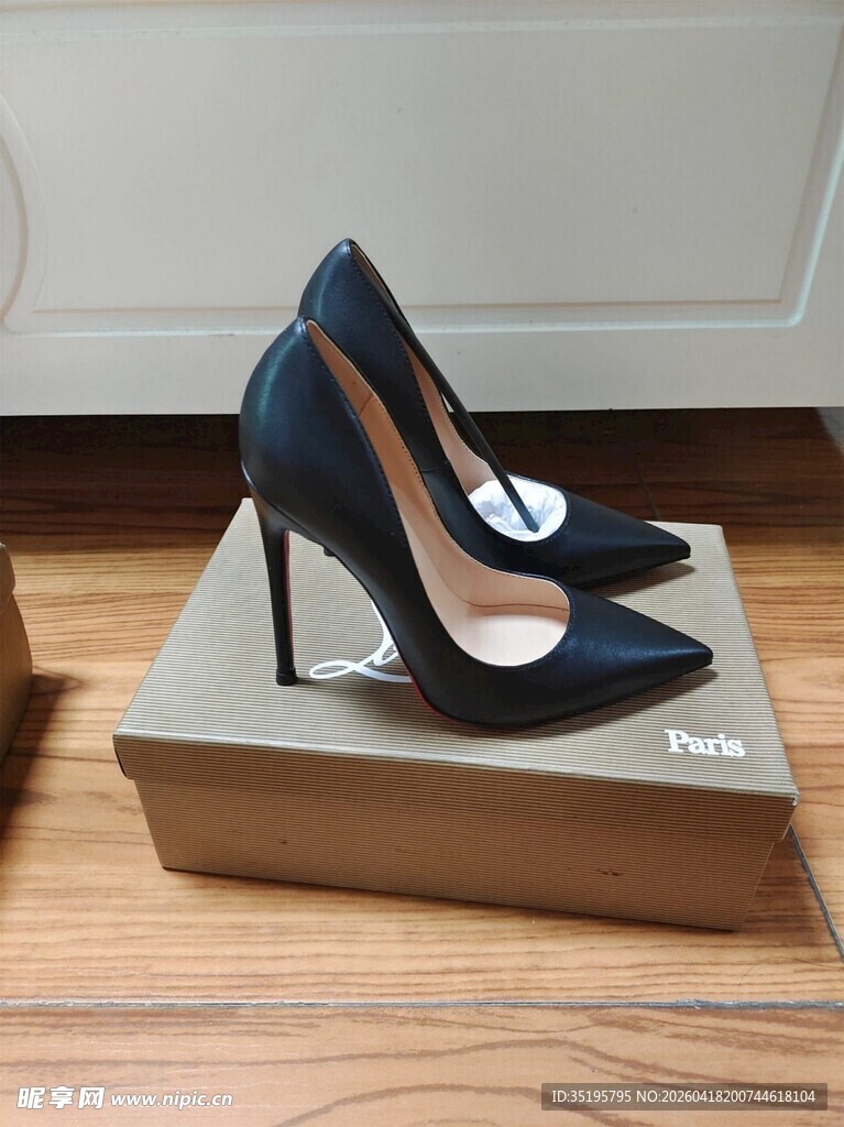 黑色尖头高跟鞋展示