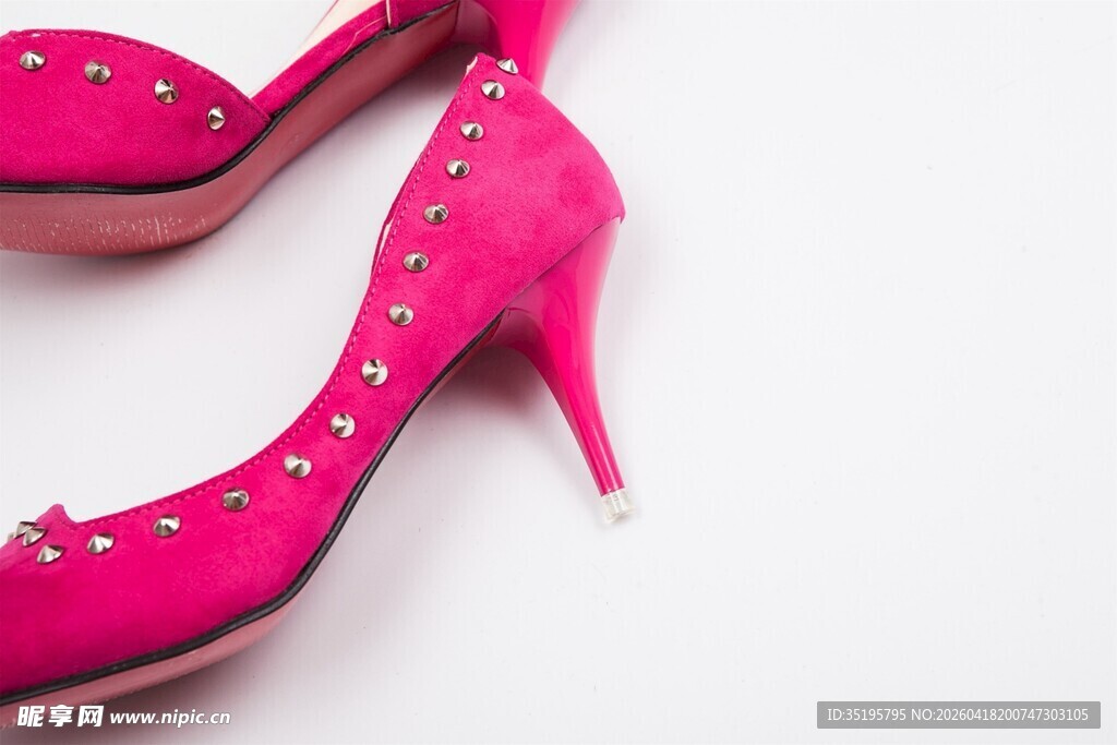 粉色镶钻高跟鞋特写