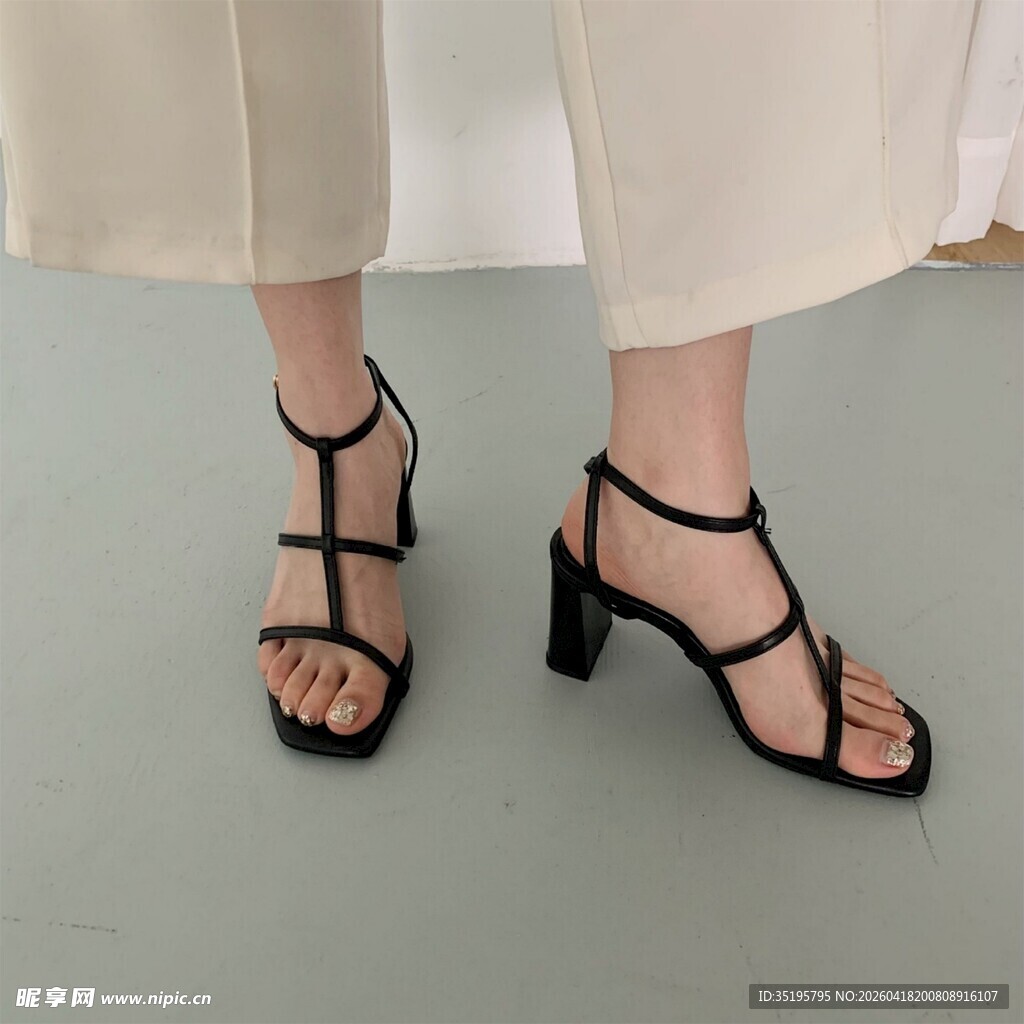 时尚黑色粗跟交叉带凉鞋
