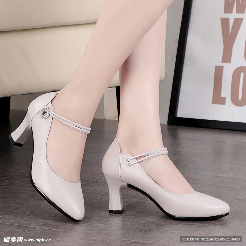 女士白色高跟搭扣皮鞋