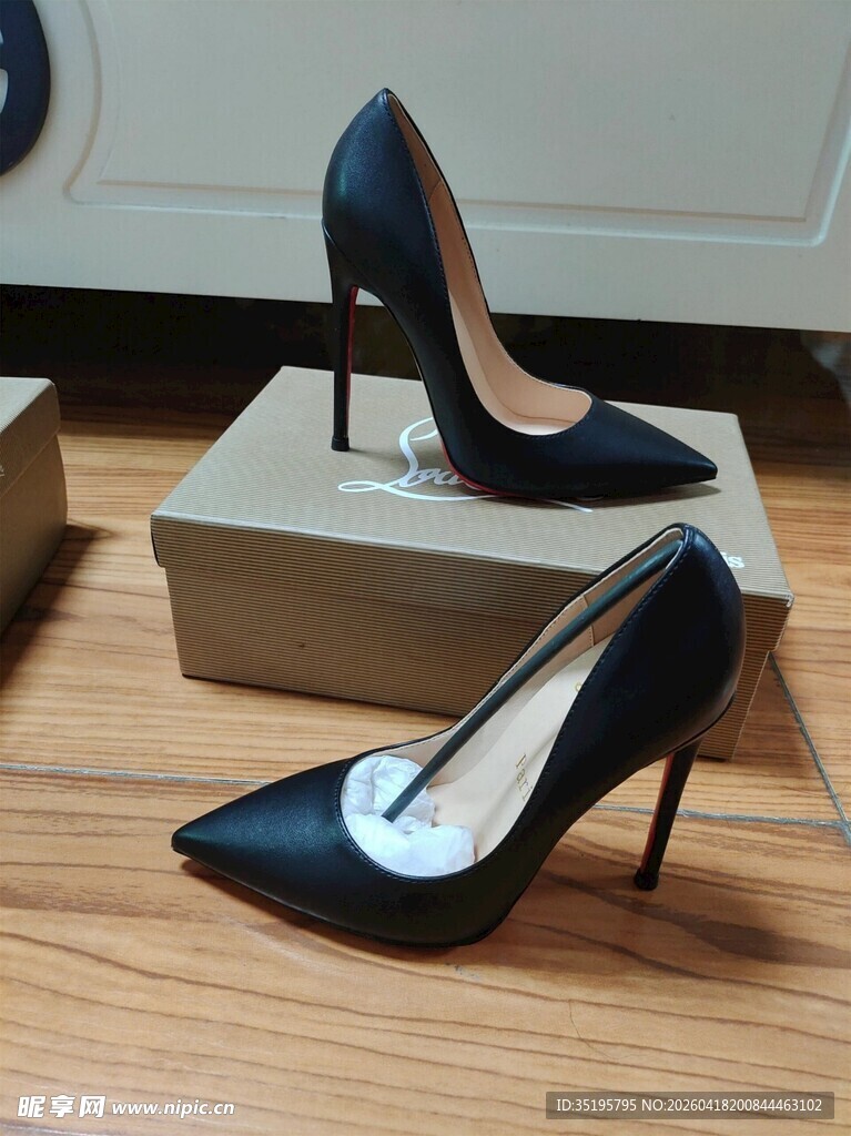 黑色尖头细跟高跟鞋展示