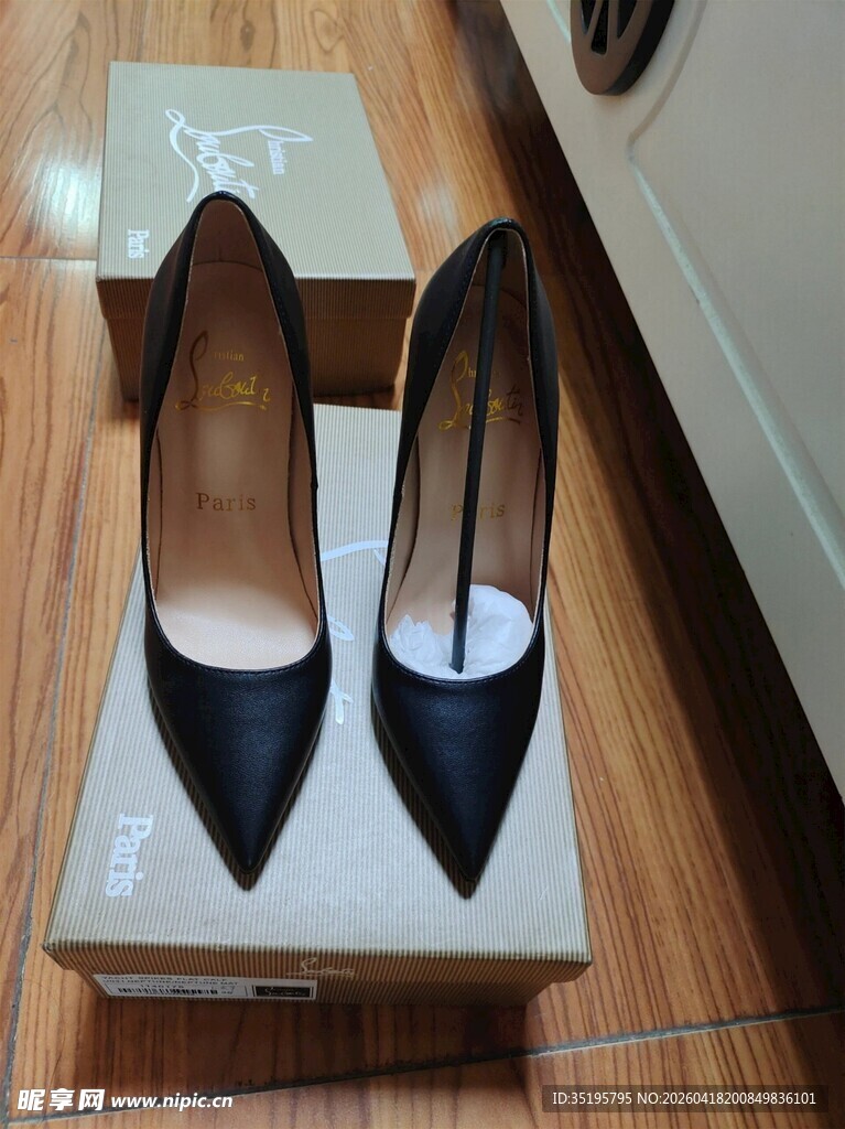 黑色高跟女鞋置于鞋盒上