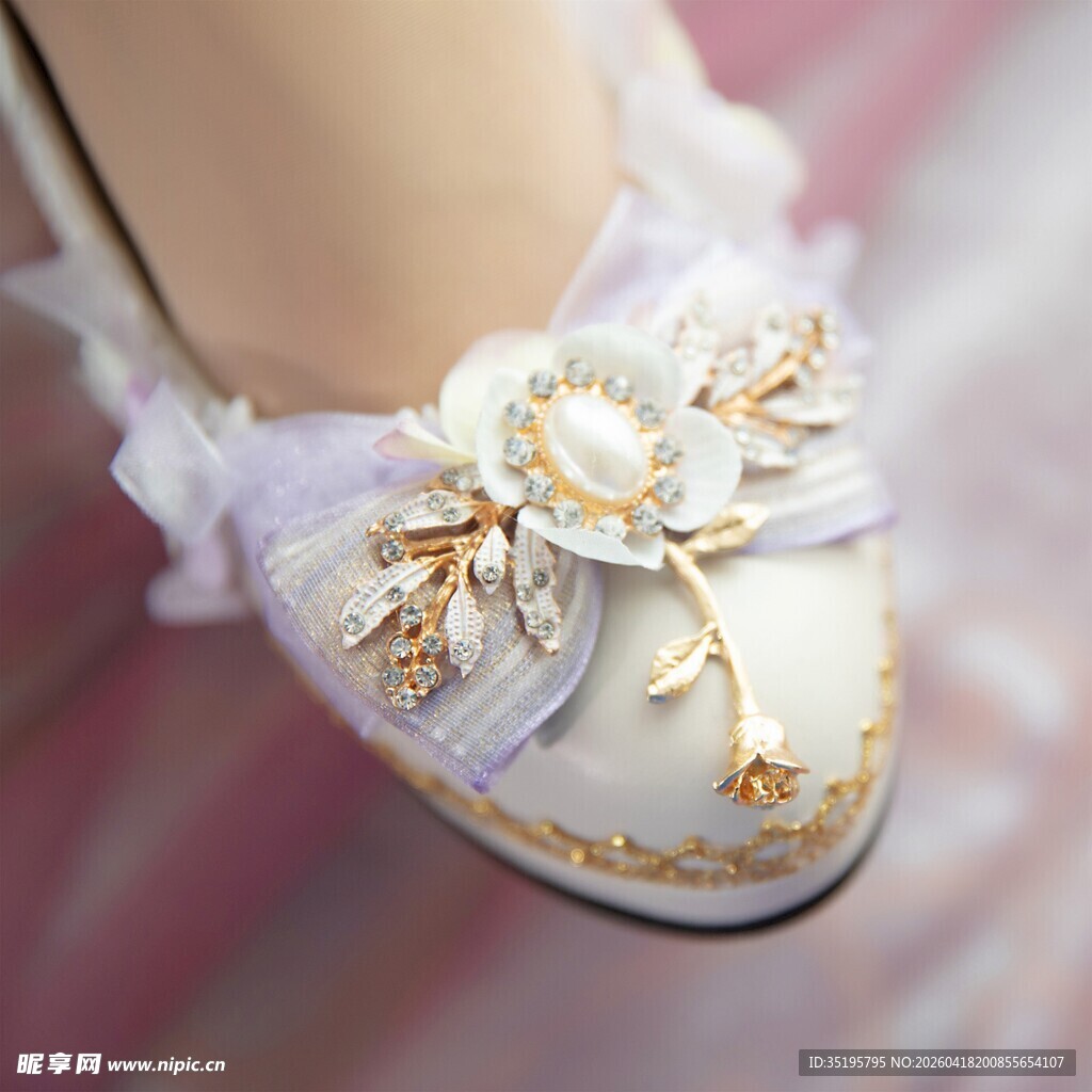 精致华丽女士珍珠装饰高跟鞋