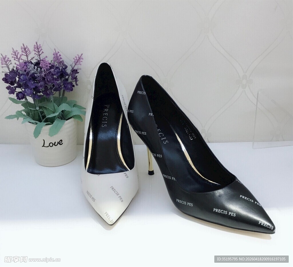 黑白尖头高跟鞋展示