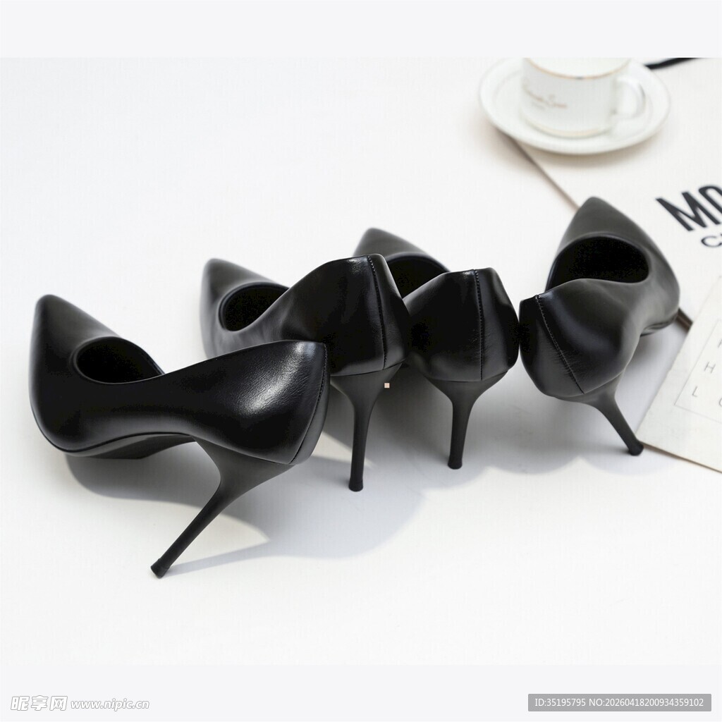 黑色高跟女鞋优雅展示