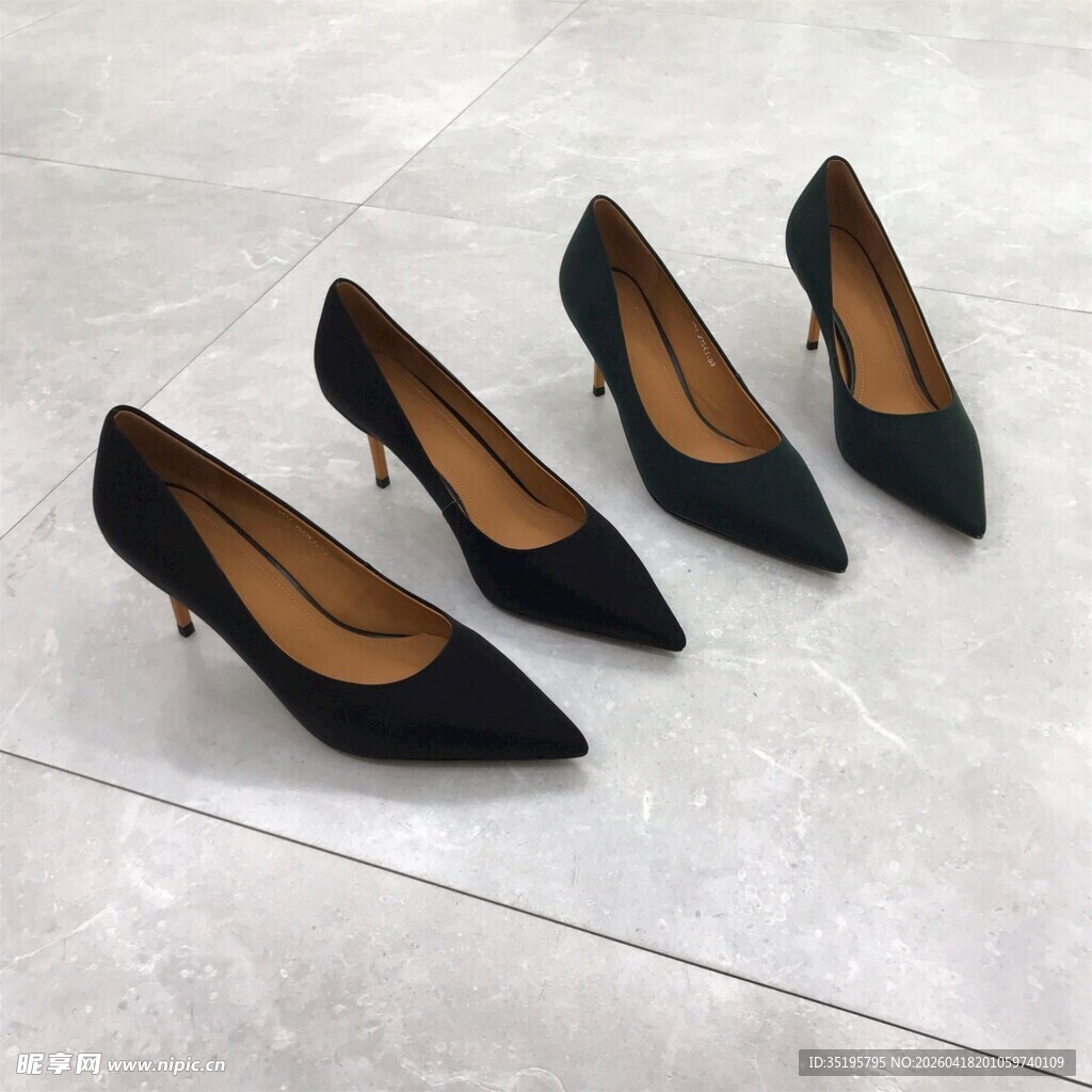 黑色尖头高跟鞋展示