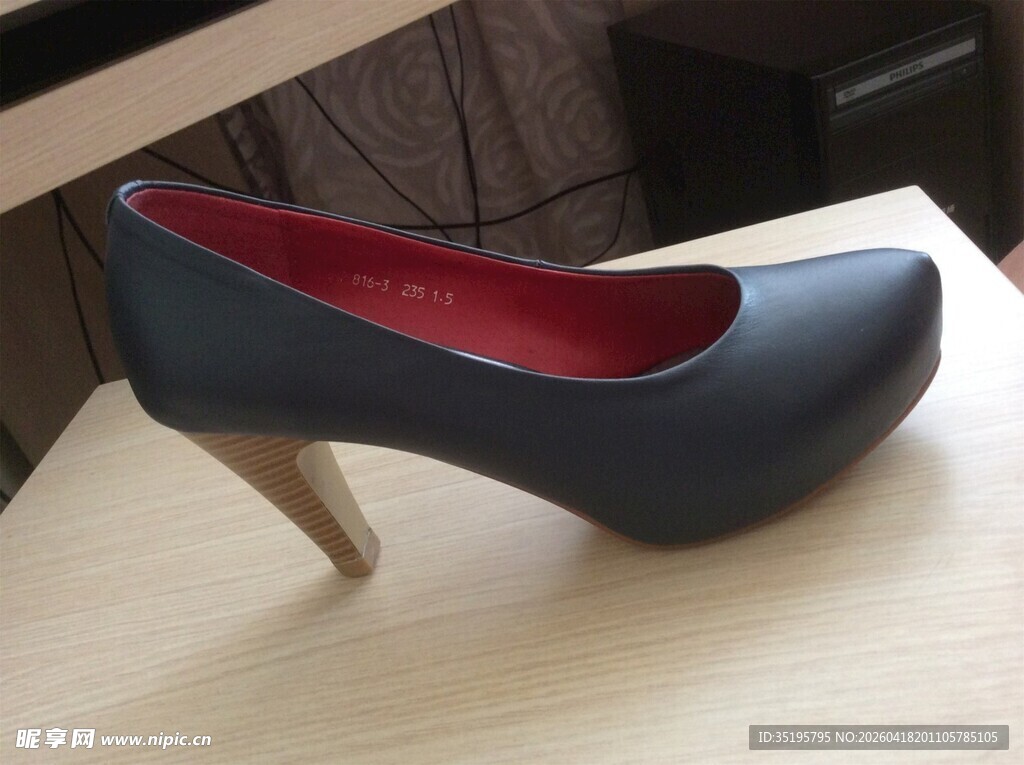 时尚深蓝色高跟女鞋