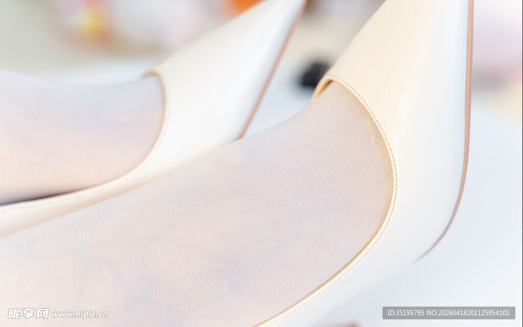 优雅白色高跟鞋特写