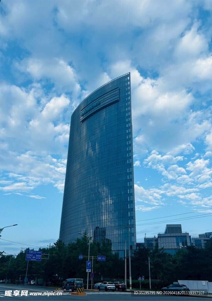 城市中高耸的现代化摩天大楼