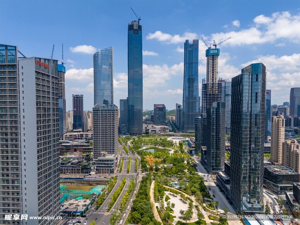 城市天际线与绿色景观