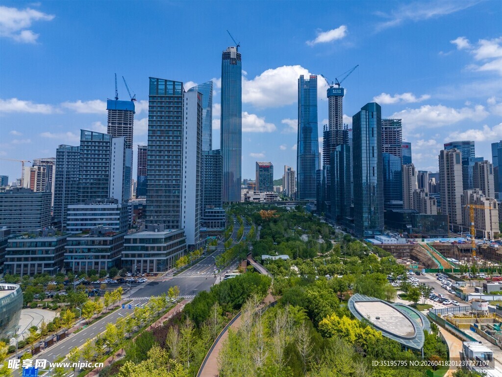 都市繁华天际线与绿地景观