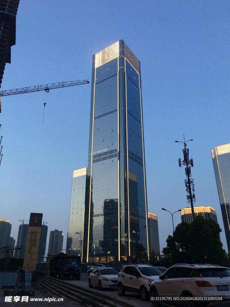 城市高楼与繁忙街道景象