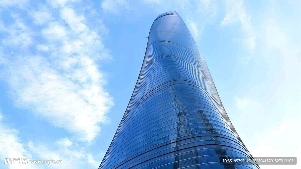 摩天大楼直耸蓝天白云