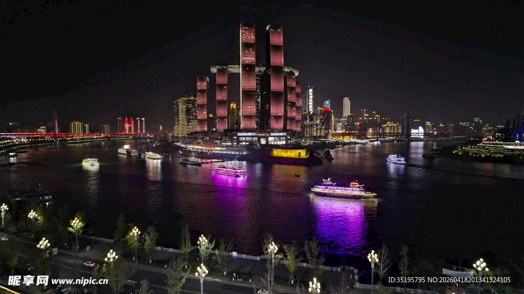 璀璨夜景下的城市地标建筑