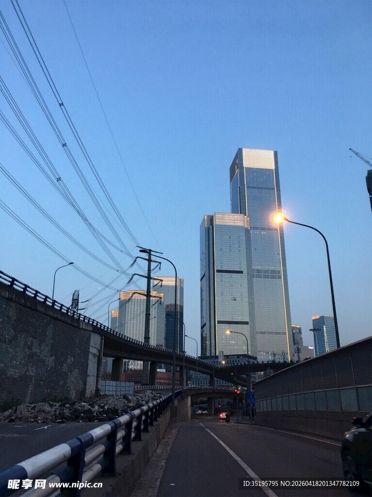 城市高架桥与现代建筑景观